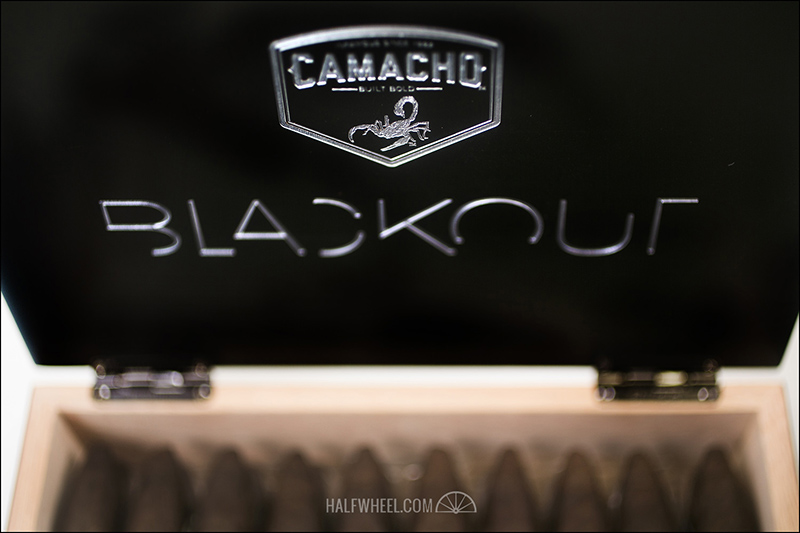 卡马乔停电2013限量版雪茄 - CAMACHO BLACKOUT LIMITED EDITION 2013 FIGURA