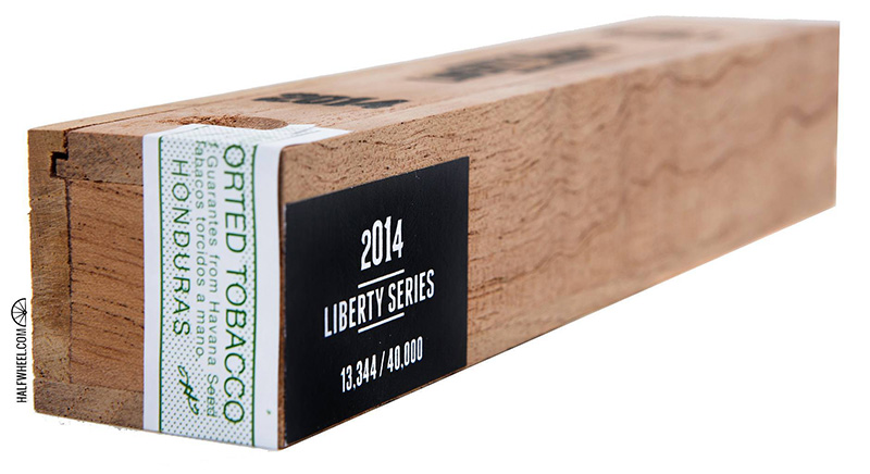 Camacho Liberty 2014 棺材 3.jpg 卡马乔自由 2014雪茄 - CAMACHO LIBERTY 2014